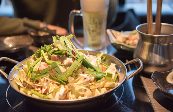 3種の味から選べるプリップリの名物もつ鍋がご堪能いただけます | 九州名物を楽しむ居酒屋・エビス下総中山総本店