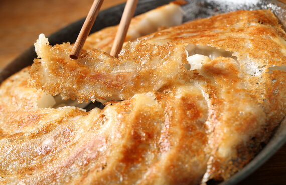 パリッと焼き上げたもっちり食感で肉汁たっぷりのこだわり餃子  | 九州名物を楽しむ居酒屋・エビス下総中山総本店